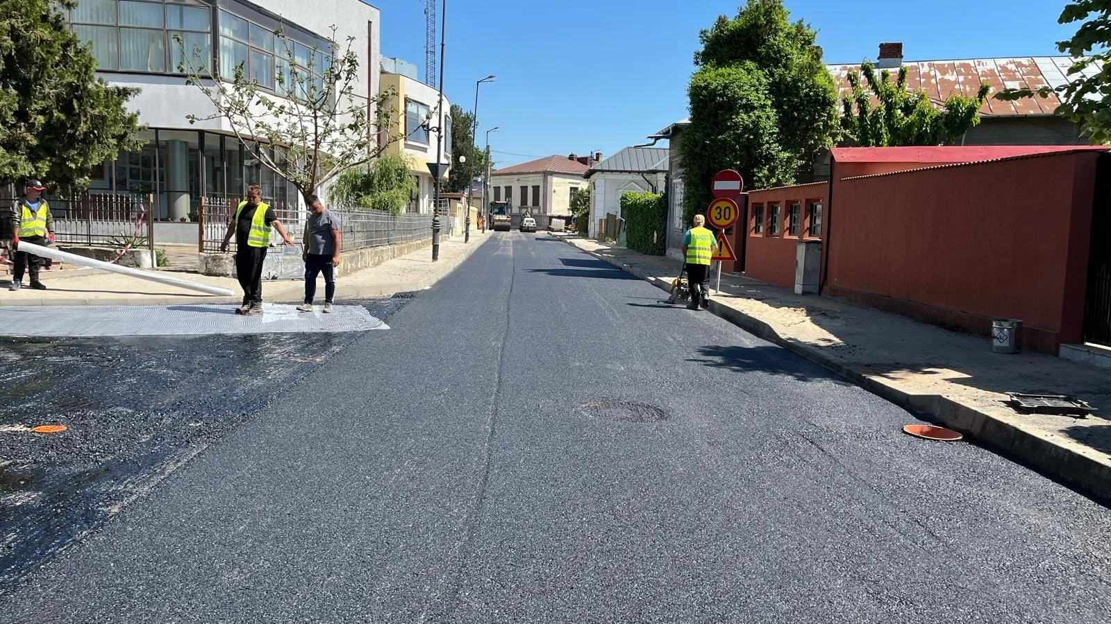 Astăzi, se lucrează la așternerea primului strat de mixtură asfaltică pe strada Călugăreni