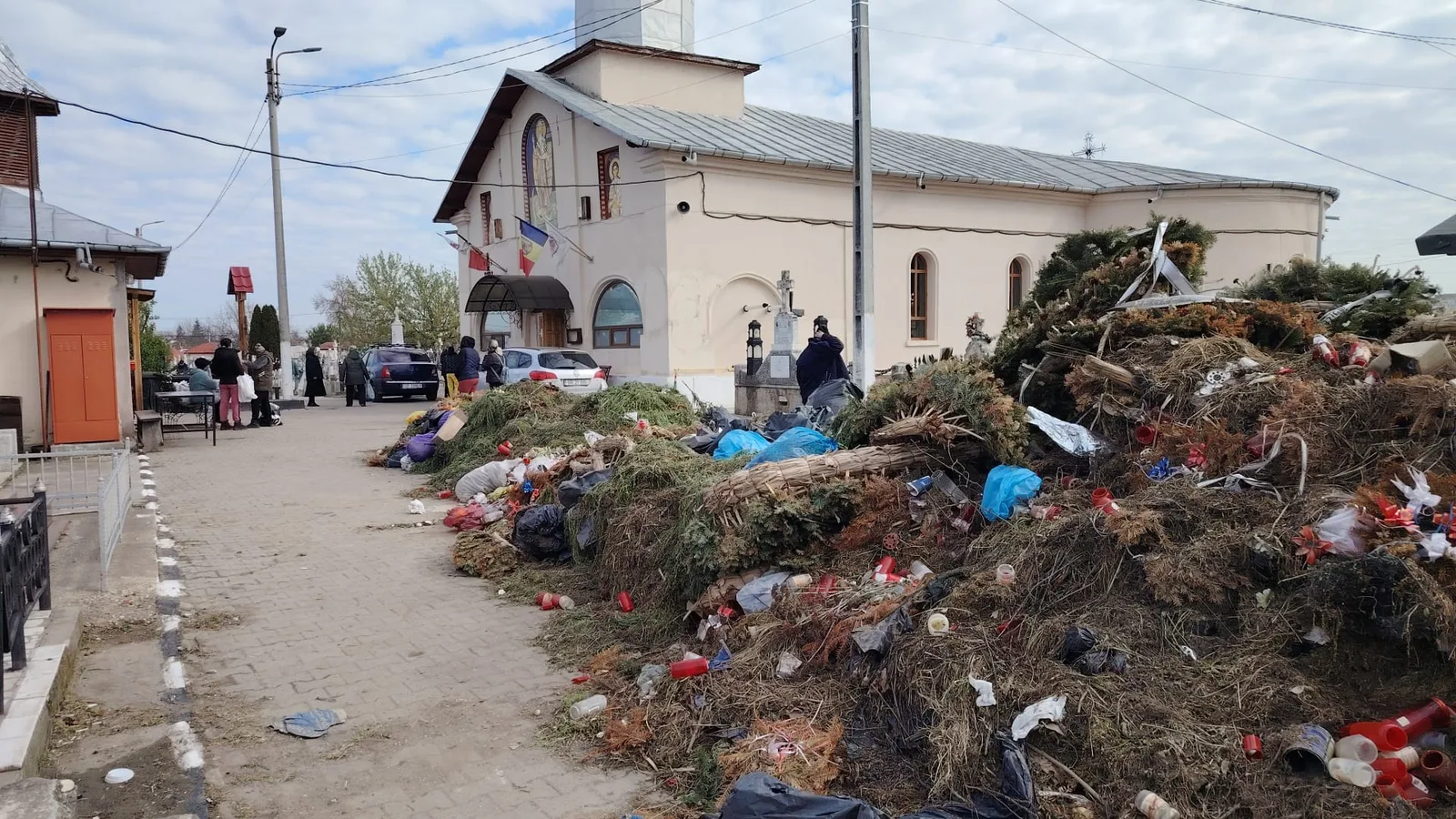 Primim tot mai multe sesizări și fotografii cu munții de gunoaie din cimitire