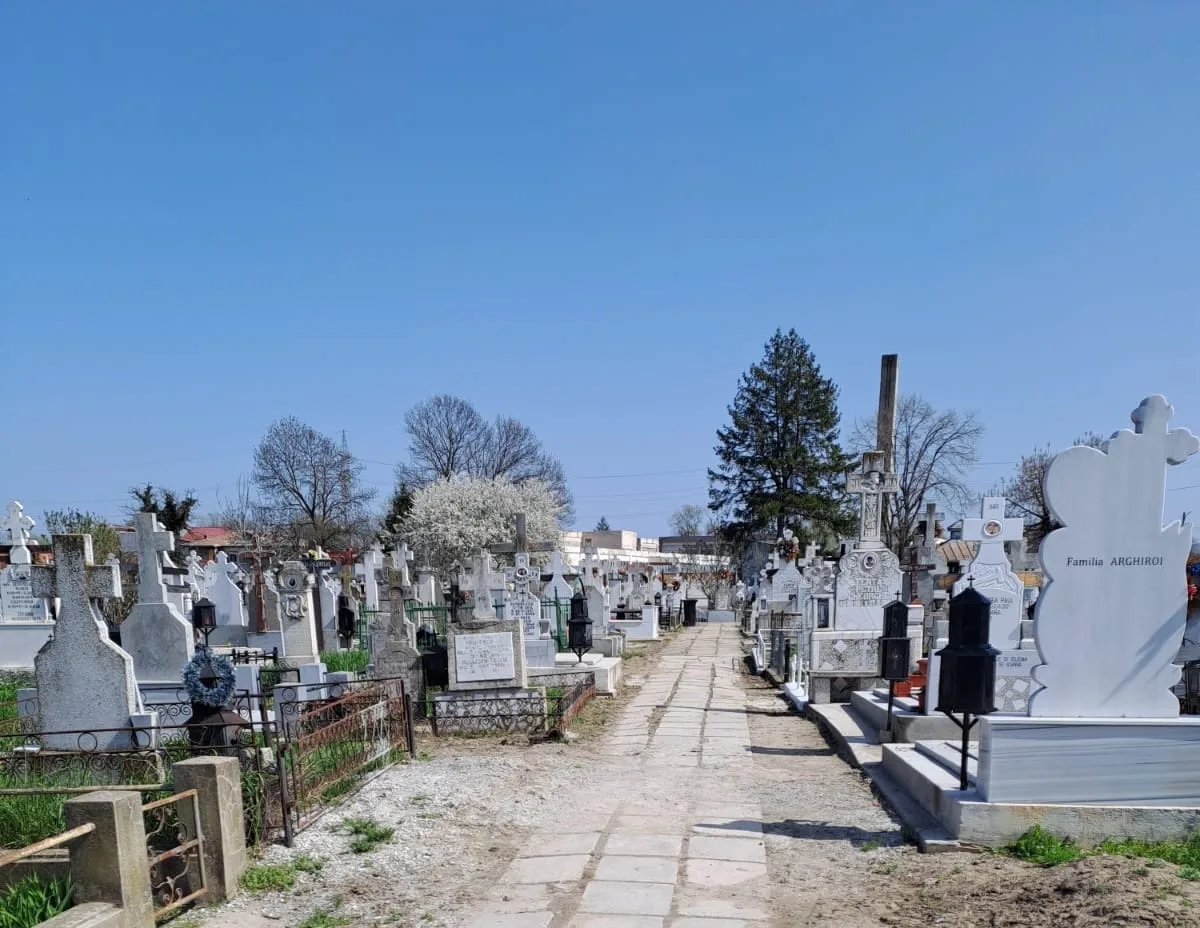A fost demarată curățenia de primăvară în cimitire