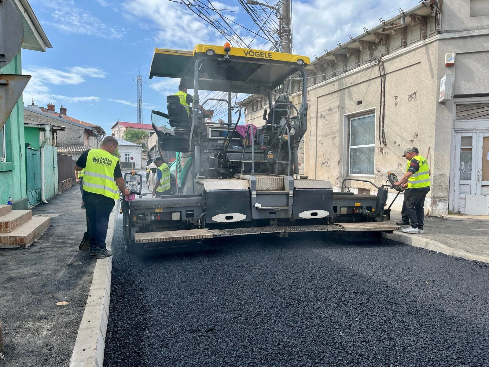 Pe strada Călugăreni a început activitatea de așternere a stratului de binder