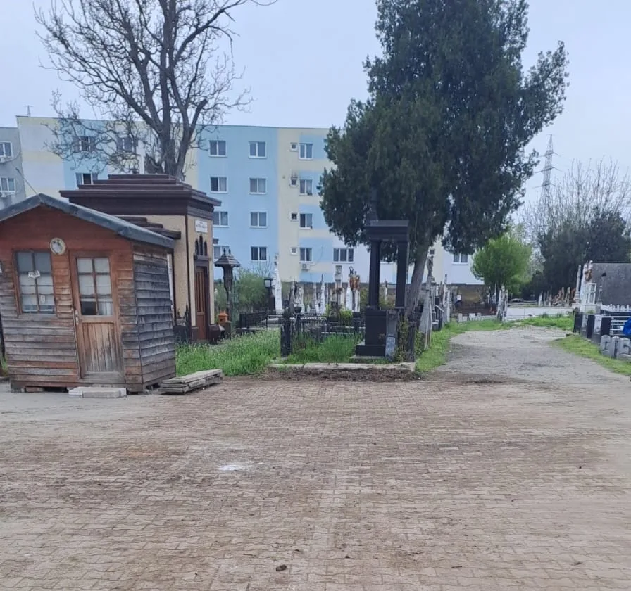 În Cimitirul Sfântul Haralambie au fost strânse toate deșeurile
