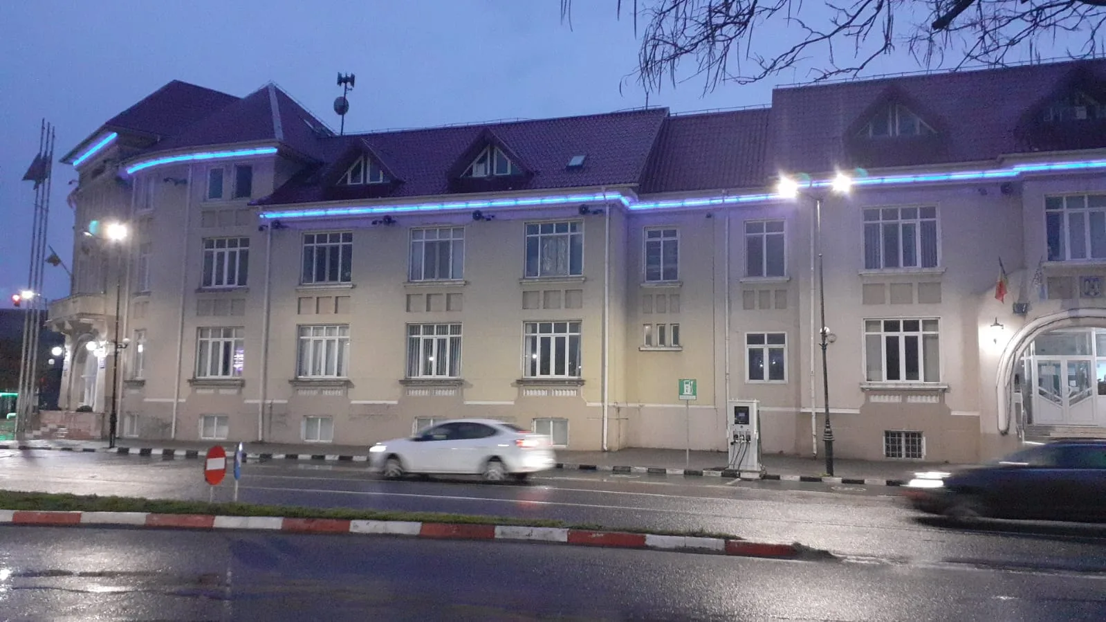 Luminile albastre aprinse, sunetul stins!
