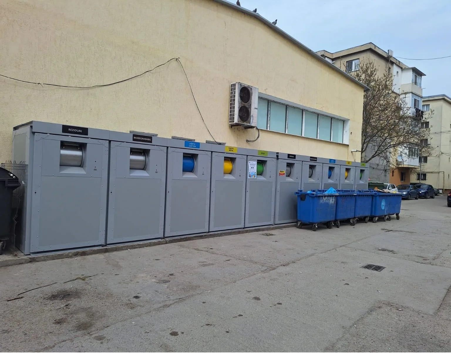 Continuă montarea insulelor ecologice digitalizate